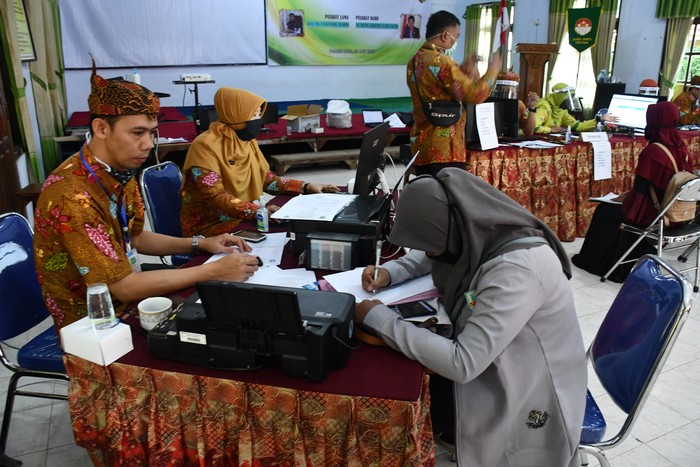 Siswa mengisi formulir Penerimaan Peserta Didik Baru (PPDB) secara daring melalui gawainya di SMAN 1 Warunggunung, Lebak, Banten, Selasa (9/6/2020). Pusat informasi PPDB online SMA tetap melayani konsultasi keluhan pendaftaran secara tatap muka serta memberikan fasilitas berupa jaringan internet gratis untuk calon siswa yang akan mendaftar secara daring karena sulitnya akses sinyal di daerah. ANTARA FOTO/Muhammad Bagus Khoirunas/foc.