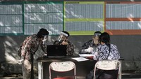 Di Dinas Pendidikan Kota Yogyakarta, Danurejan, DI Yogyakarta, PPDB Sekolah Menengah Pertama (SMP) Kota Yogyakarta dilaksanakan secara real time online (RTO) dengan menerapkan standar protokol kesehatan ketat untuk mencegah penularan COVID-19. ANTARA FOTO/Hendra Nurdiyansyah  