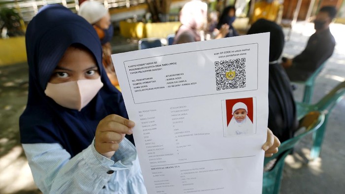 PENDAFTARAN PPDB Siswa mengisi formulir Penerimaan Peserta Didik Baru (PPDB) secara daring melalui gawainya di SMAN 1 Warunggunung, Lebak, Banten, Selasa (9/6/2020). Pusat informasi PPDB online SMA tetap melayani konsultasi keluhan pendaftaran secara tatap muka serta memberikan fasilitas berupa jaringan internet gratis untuk calon siswa yang akan mendaftar secara daring karena sulitnya akses sinyal di daerah. ANTARA FOTO/Muhammad Bagus Khoirunas/foc.