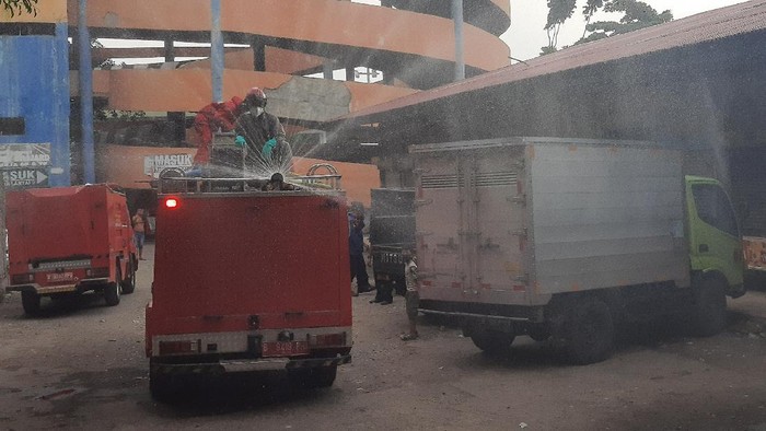 Penyemprotan disinfektan di Pasar Perumnas Klender