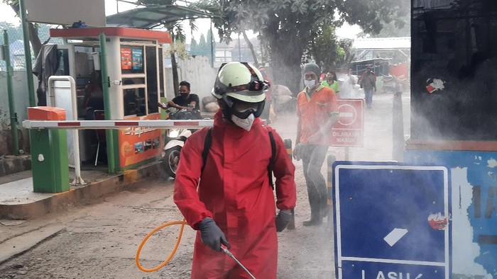 Penyemprotan disinfektan di Pasar Perumnas Klender