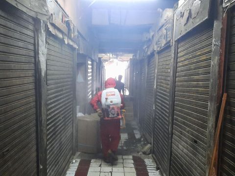 Penyemprotan disinfektan di Pasar Perumnas Klender