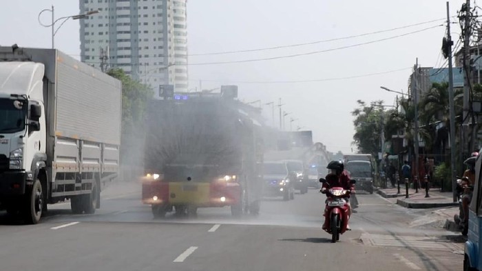 Penyemprotan disinfektan di wilayah zona merah Jakarta Barat