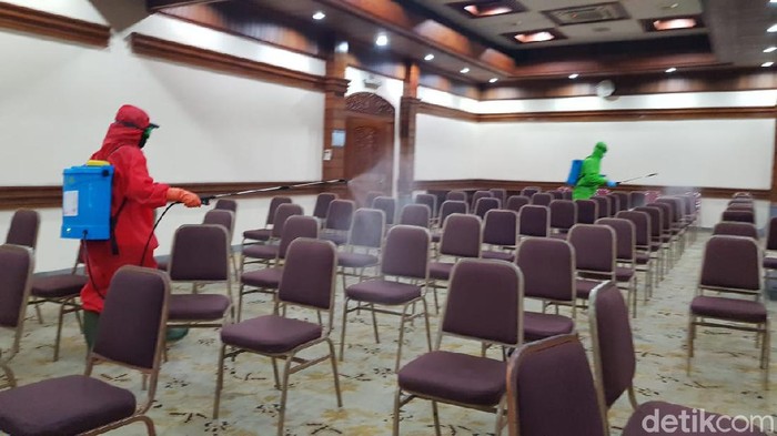 Petugas menyemprot disinfektan di Balai Kota Semarang, Kamis (11/6/2020).