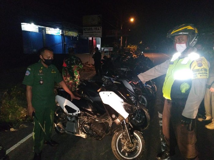Polisi membubarkan aksi balap liar di Mengwi, Badung, Bali.