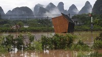 Banjir ini disebabkan oleh hujan deras sejak awal bulan kemarin. Lu Boan/Xinhua via AP.