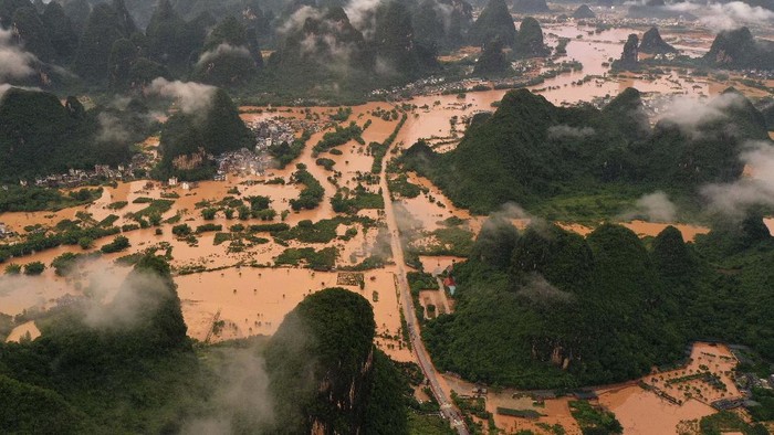 Potret Banjir di China Selatan This photo taken on June 7, 2020 shows submerged streets and inundated buildings after heavy rain caused flooding in Yangshuo, in China's southern Guangxi region. (Photo by STR / AFP) / China OUT