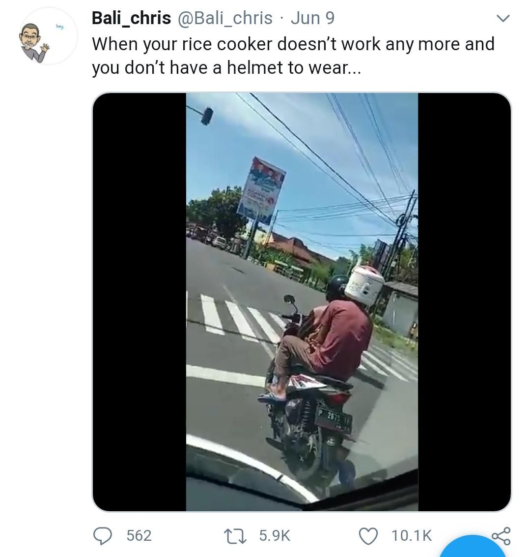 Pria pakai helm rice cooker