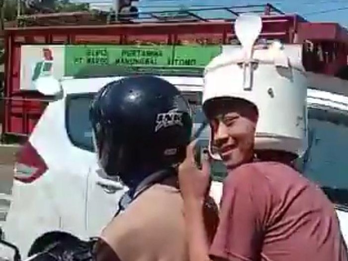 Pria pakai helm rice cooker