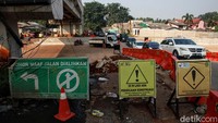Pengendara perlu berhati-hati karena banyak material bangunan dari proyek tersebut.