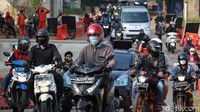 Jalan tersebut menghubungkan jalan Ciater ke Ciputat yang ramai pada jam pulang kerja.