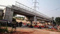 Pengendara melintasi proyek jalan tol Cinere - Serpong yang memotong jalan Bukit Indah, Pamulang, Banten, Kamis (11/6/2020).