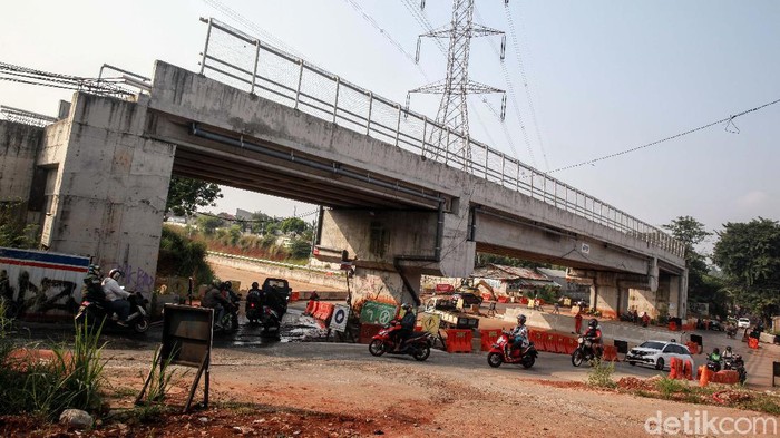 Tol Cinere-Serpong memotong Jalan Bukit Indah, Pamulang. Sebuah flyover tengah dibangun di atas jalan tol tersebut. Begini progresnya.