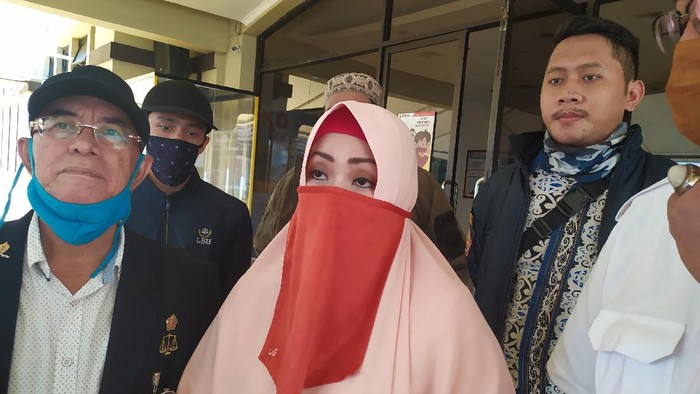 Rina Triningsih dan advokat dari IKAMI seusai diperiksa di Polres Jakut