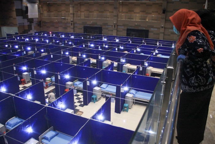 Petugas kesehatan melihat ruang isolasi Orang Tanpa Gejala (OTG) COVID-19 di gedung Mal Pelayanan Publik kawasan lingkar timur Sidoarjo, Jawa Timur, Kamis (11/06/2020). Pasmar 2 TNI AL bekerja sama dengan Pemkab Sidoarjo membuat ruang Isolasi dengan jumlah 129 kamar dengan tujuan sebagai upaya mencegah penyebaran COVID-19. ANTARA FOTO/Umarul Faruq/nz