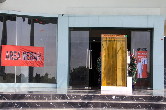 RUANG ISOLASI ORANG TANPA GEJALA COVID-19 Petugas kesehatan melihat ruang isolasi Orang Tanpa Gejala (OTG) COVID-19 di gedung Mal Pelayanan Publik kawasan lingkar timur Sidoarjo, Jawa Timur, Kamis (11/06/2020). Pasmar 2 TNI AL bekerja sama dengan Pemkab Sidoarjo membuat ruang Isolasi dengan jumlah 129 kamar dengan tujuan sebagai upaya mencegah penyebaran COVID-19. ANTARA FOTO/Umarul Faruq/nz