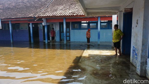 SD Negeri 3 Sriwulan, Demak terendam banjir rob, Kamis (11/6/2020).