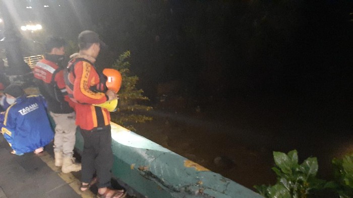 Seorang jambret nekat lompat ke sungai Ciliwung gegara kepergok korbannya
