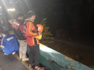 Jambret Lompat Sungai Ciliwung, Jadi Bulan-bulanan Usai Dievakuasi