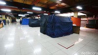 Sebagian lapak masih ditutup dengan terpal.
