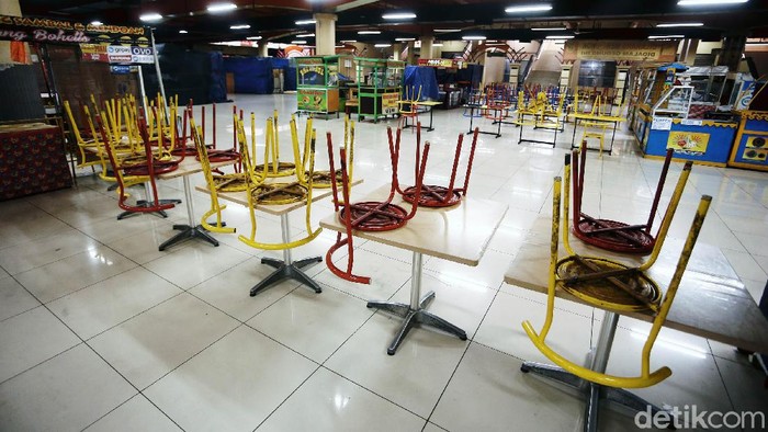 Mal Blok M ditutup sementara karena pandemi COVID-19 dan penerapan PSBB di Jakarta. Kini mal yang terletak di Jakarta Selatan itu menjadi sepi. Begini suasananya.