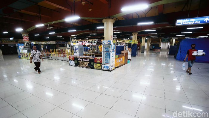 Mal Blok M ditutup sementara karena pandemi COVID-19 dan penerapan PSBB di Jakarta. Kini mal yang terletak di Jakarta Selatan itu menjadi sepi. Begini suasananya.