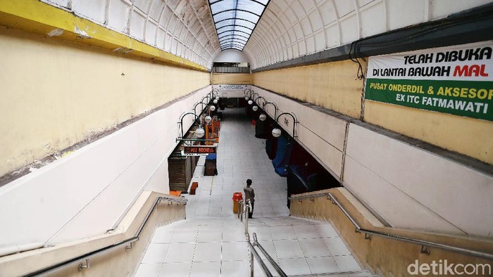 Sepinya Mal Blok M Saat Pandemi Mal Blok M ditutup sementara karena pandemi COVID-19 dan penerapan PSBB di Jakarta. Kini mal yang terletak di Jakarta Selatan itu menjadi sepi. Begini suasananya.