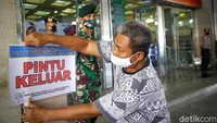 Petugas melakukan persiapan pembukaan Blok A Pasar Tanah Abang, Jakarta Pusat, Kamis (11/6/2020).