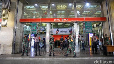 Siap Dibuka, Blok A Pasar Tanah Abang Dijaga TNI-Polri