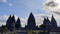 Candi Prambanan atau Candi Loro Jonggrang merupakan kompleks candi Hindu terbesar di Indonesia. Candi itu dibangun pada abad kesembilan Masehi.