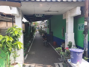 Masuk Zona Merah, Begini Suasana di RW 04 Malaka Sari Jaktim