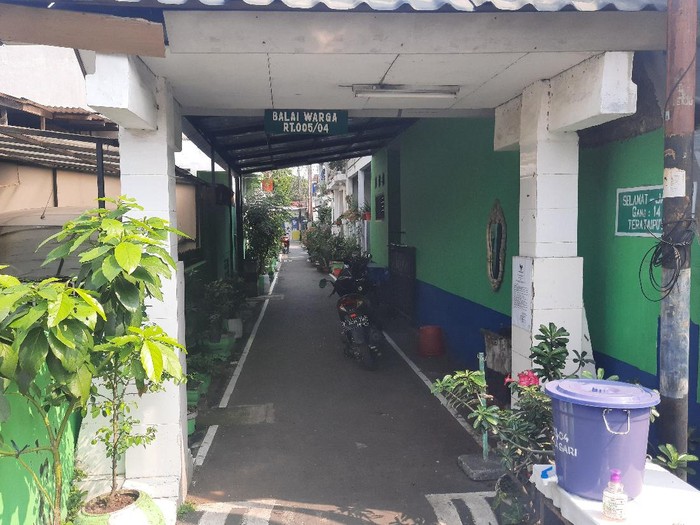 Suasana di RW 04 Malaka Sari Jaktim yang masuk dalam zona merah (Foto: Yogi Ernes/detikcom)