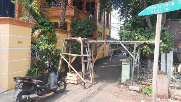 Suasana di RW 04 Malaka Sari Jaktim yang masuk dalam zona merah (Foto: Yogi Ernes/detikcom)