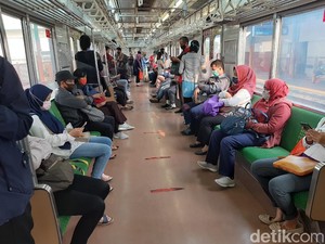 Respons Penumpang KRL soal Wajib Pakai Jaket atau Pakaian Lengan Panjang