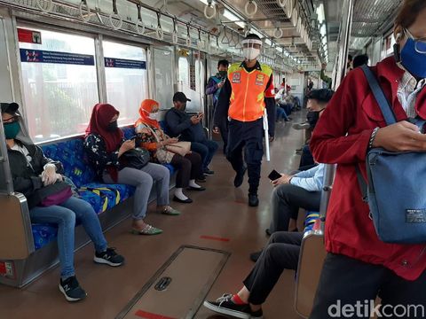 Suasana di Stasiun Poris dan gerbong KRL pagi ini.