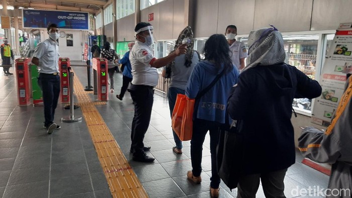 Suasana di Stasiun Poris dan gerbong KRL pagi ini.