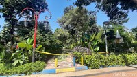 Sudut hijau di kota Surabaya yang memanjakan mata terdapat di Kebun Bibit Wonorejo. Biasanya traveler bersantai dengan berjalan-jalan atau duduk di sekitar taman. (Esti Widiyana)