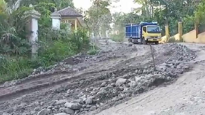 Tangkapan layar video kerusakan jalur evakuasi di Gunung Merapi, Klaten, Kamis (11/6/2020).