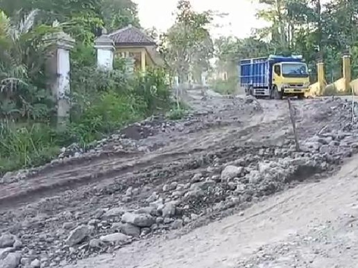 Tangkapan layar video kerusakan jalur evakuasi di Gunung Merapi, Klaten, Kamis (11/6/2020).
