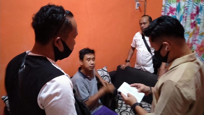 Tersangka S (duduk) yang merekrut 2 WNI ABK Kapal China ditangkap di kediamannya.