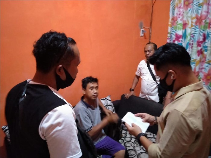 Tersangka S (duduk) yang merekrut 2 WNI ABK Kapal China ditangkap di kediamannya.