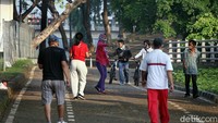 Warga melakukan aktivitas olahraga seperti lari, jalan santai hingga bersepeda.