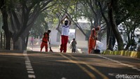 Kanal Banjir Timur yang menjadi tempat olahraga warga sekitar itu juga rutin dibersihkan. Dedaunan kering yang mengotori jalanan selalu dibersihkan Pasukan Oranye.