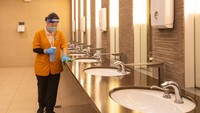 Toilet pun dibersihkan dengan disinfektan. (Changi Airport Group)