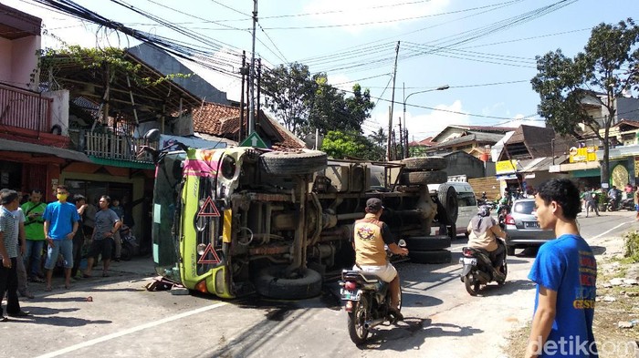 Truk muatan aspal terguling di Bandung, sopir terluka