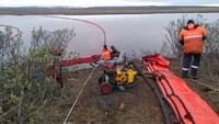 Tim gawat darurat mencoba untuk membendung tumpahan minyak, yang diketahui telah menyebar sejauh 12 kilometer di utara Norilsk. Russian Marine Rescue Service via AP.