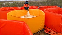 Presiden Rusia Vladimir Putin telah menetapkan status darurat nasional akibat minyak diesel yang bocor ke sungai Ambarnaya, Rusia, di Lingkaran Arktik. Russian Marine Rescue Service via AP.