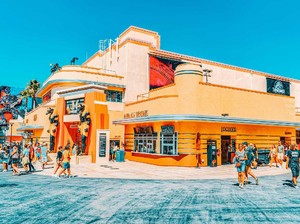 Universal Studio City Walk Hollywood Kembali Sambut Para Wisatawan
