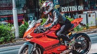Awalnya berjalan normal sampai suatu ketika kamera tidak berfungsi dengan baik dan ia kembali memperbaiki Baby Ducati kepada Revology Bikes, namun tak kunjung selesai. Saat kembali ke bengkel, Vaune Phan malah mendapati fairing Ducati 899 Panigale miliknya rusak dan bengkel pun berdalih karena Vaune Phan meminta pengerjaan dilakukan secepat mungkin. Foto: Instagram @vaunephan