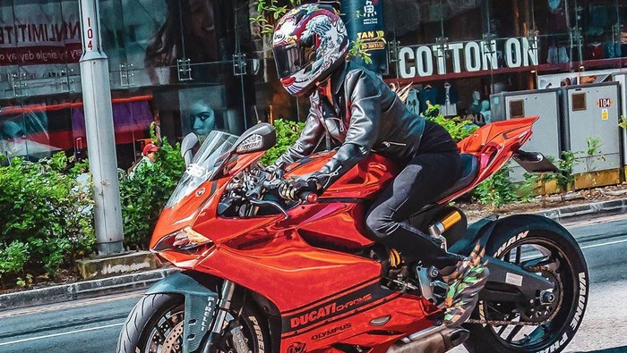 Vaunephan, bikers cantik yang berani lawan bengkel nakal